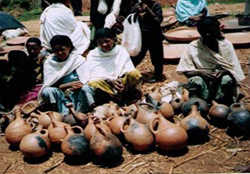 Potters selling Jabanaa at market place, Guyyi, West Wallaga